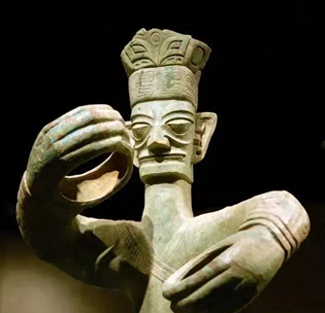 破解！出土文物证明：三星堆大立人手握的不是蛇或象牙而是蚕丝