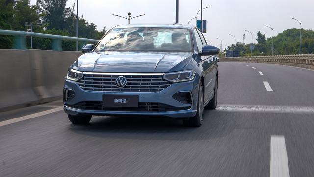 轴距不超2米7加95号油,但还是顶级家用车?评测大众朗逸