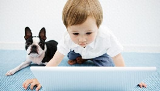 幼儿玩触摸屏影响早期发育 但也有一定好处