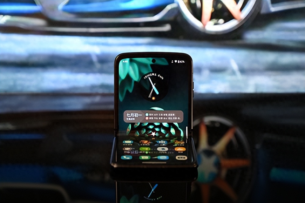 折叠屏“王牌”，moto razr 2022会是你第一款折叠屏手机吗？