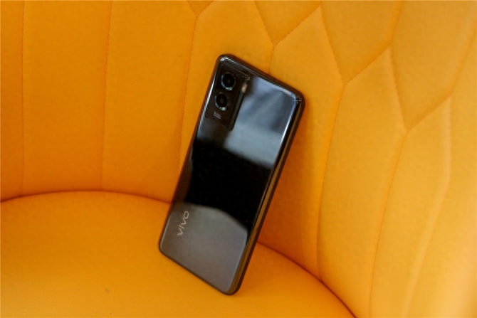 vivo Y55s开箱:轻薄机身 内置6000mAh电池