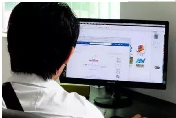 电脑屏幕抬高好还是降低好,原来我一直在犯错误