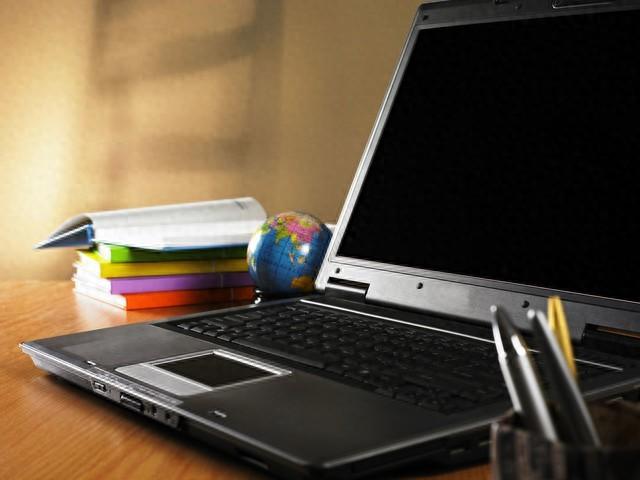 小伙收了一台韩国进口的三星笔记本电脑,通电一试,还能正常使用