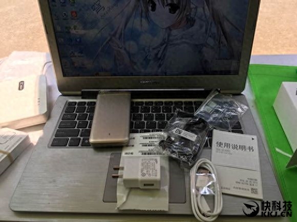 1999元！三星复古机Folder 2国行亮相：翻盖设计抢眼